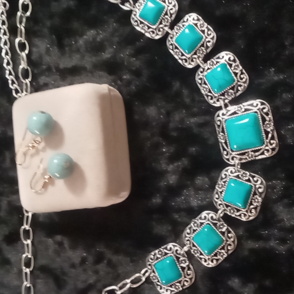Turquoise & silver tone necklace with Turquoise earrings 18+2 inches long